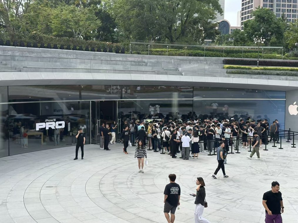 沪广深直击苹果iPhone 18 Pro系列首发 预购等待期缩短 黄牛称当天已有机型“破发”